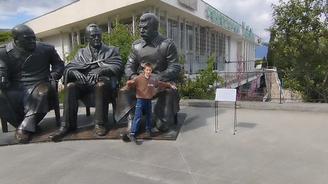 В Ливадии (Ялта) находится памятник лидерам "Большой тройки" – Сталину, Рузвельту и Черчиллю