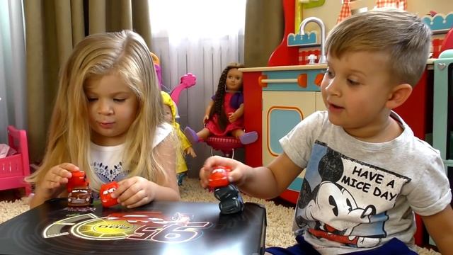 Рома и Диана Рома и Диана открывают игрушки Машинки