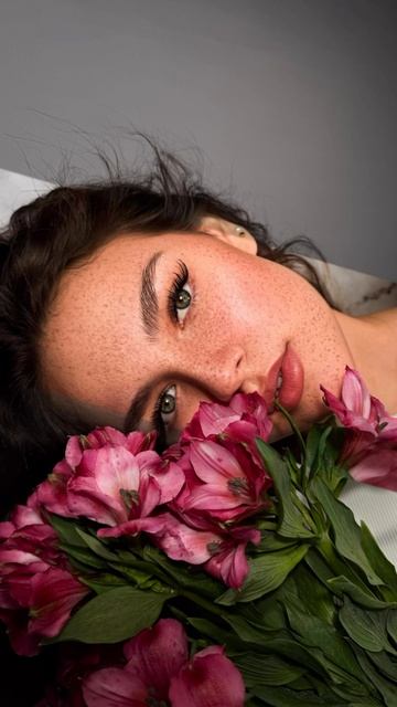 ⇨ добавила цветы - и кадр ожил