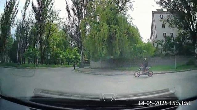 Никогда не было, и вот опять!😡

Район 24й больницы, Семашко.  

Может родители узнают свою кровинку