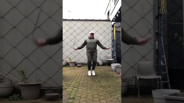 Скакалка – незаменимый атрибут тренировок.  Прыжки че