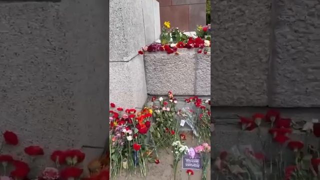 В Берлине кто-то принес снимок деда Зеленского с надписью: «Товарищи, простите за внука-предателя».