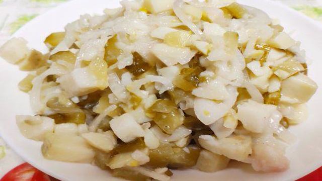 Картофельный салат с маринованным луком