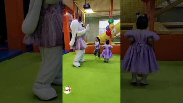 Маленькую красавицу Софии поздравила Зайка с Днём рождения)