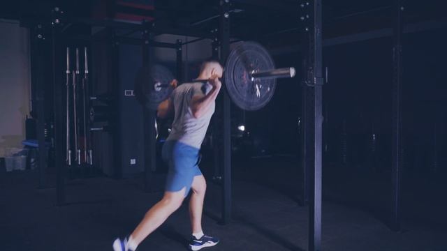 Выпад со штангой на плечах шагом назад/ Reverse lungle