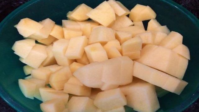 Зеленый суп с горошком и тушенкой