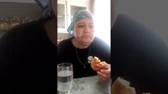 МУКБАНГ. Пирожок с ревенем.