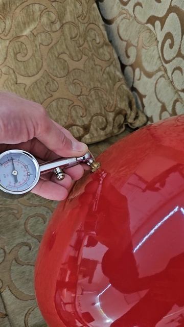 всегда ниже на 0,2 – 0,3 атм, чем в системе отопления.