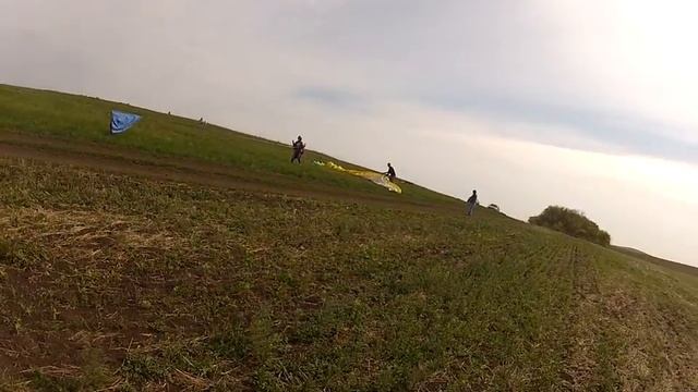Paragliding. Пилотесса Елена на старте.   GOPR0449