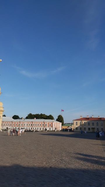 Соборная площадь Петропавловской крепости, Петербург. 25 июля 2024.