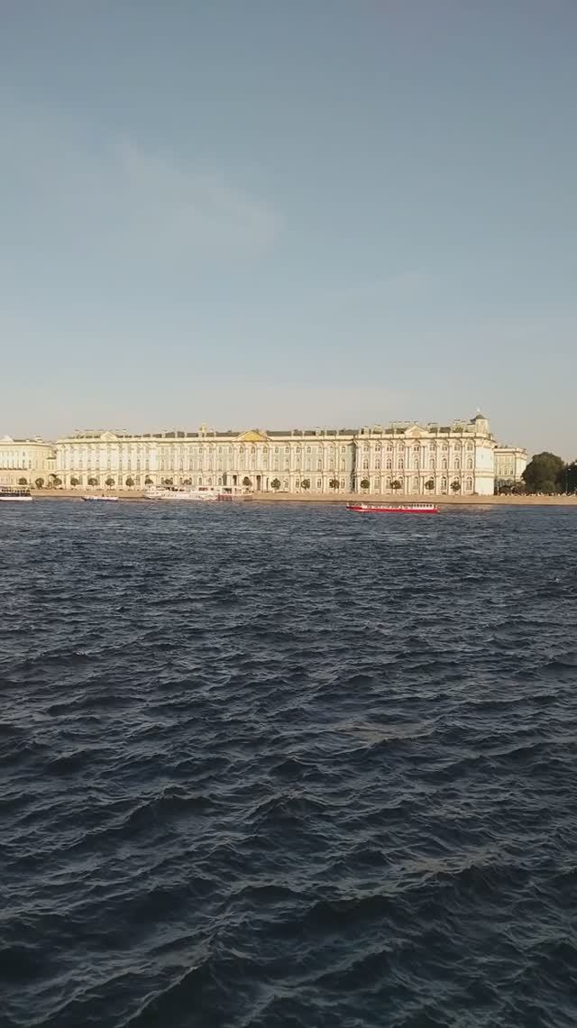 Нева в центре Петербурга. Вид с стрелки Васильевского острова. 25 июля 2024.