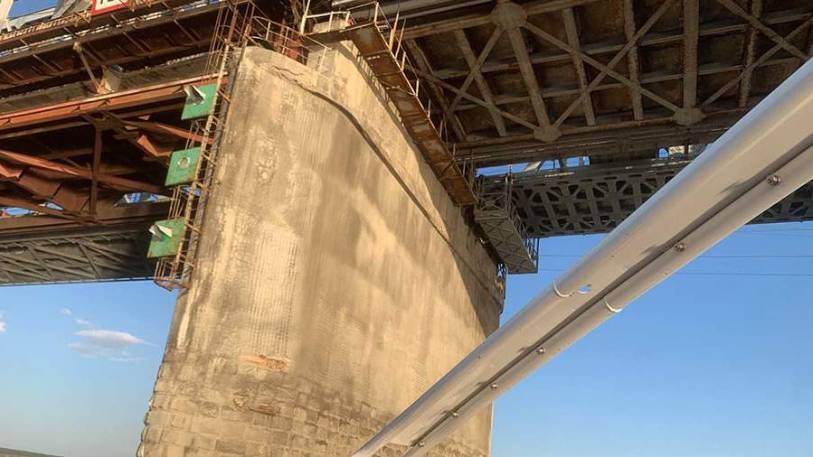 Баржа столкнулась с опорой Императорского моста на Волге в Ульяновске