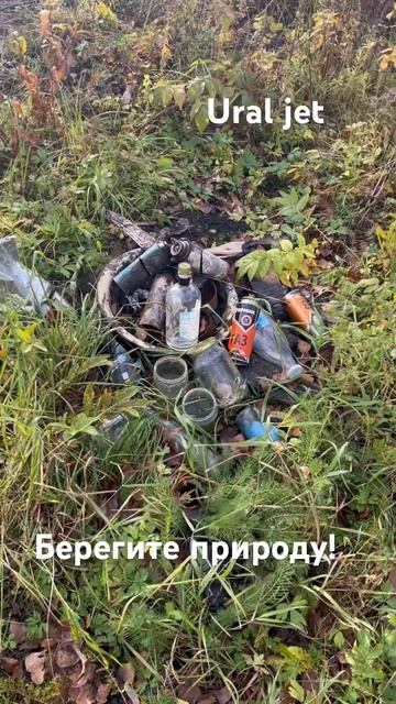 Кого на реке не встретишь, ни кто не мусорит! А мусор появляется! Наверное медведи гадят!