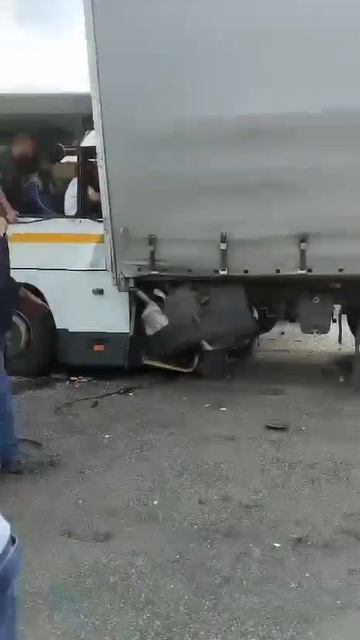 В Москве автобус въехал в фуру.