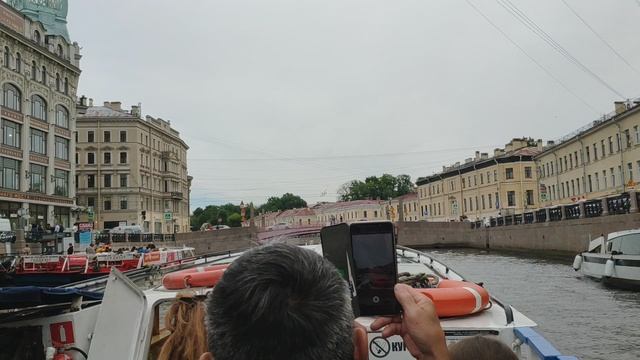 по каналам города Санкт-Петербург