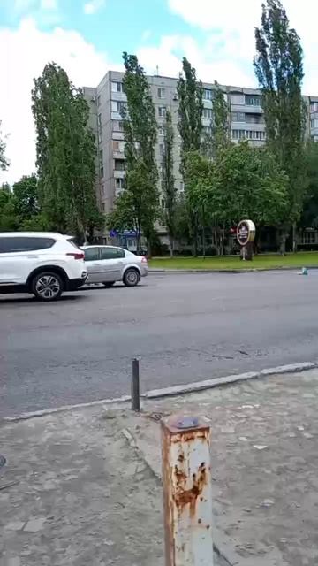 НЕ ПОДЕЛИЛИ ПОВОРОТ: два автомобиля столкнулся по улице Генерала Лизюкова в Воронеже.