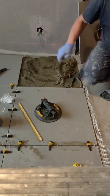 Процесс укладки плитки.