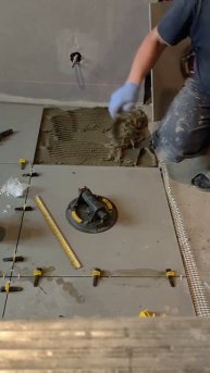 Процесс укладки плитки.