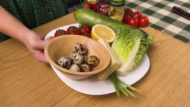 🥗 Освежающий салат из овощей, перепелиных яиц и сыра с пикантной заправкой из сока лимона 😋