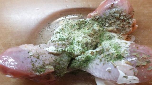 Курица в маринаде из чеснока и зеленой аджики