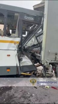Рейсовый автобус влетел в грузовик на трассе в Раменском районе в Подмосковье. Фура стояла посреди.