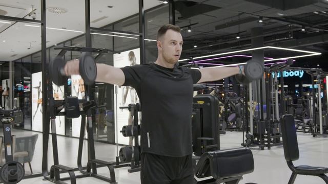 Махи гантелей вперед и в стороны