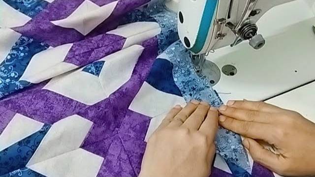 Как сделать красивое и потрясающее лоскутное одеяло всего из полосок ткани 3-х цветов.