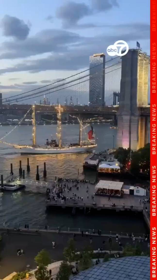 Парусник ВМС Мексики столкнулось с Бруклинским мостом в Нью-Йорке. Два человека погибли, 17 ранены