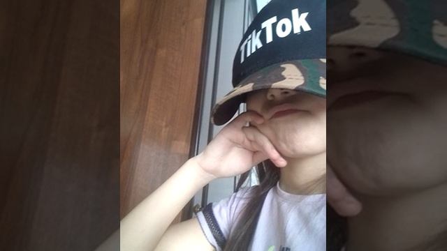 Когда ты зверино хочешь есть ты приходишь на кухню и  затем ты ешь маленький кусочек еды