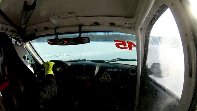 Снег в разные стороны, ледовые гонки, пилоту 13 лет