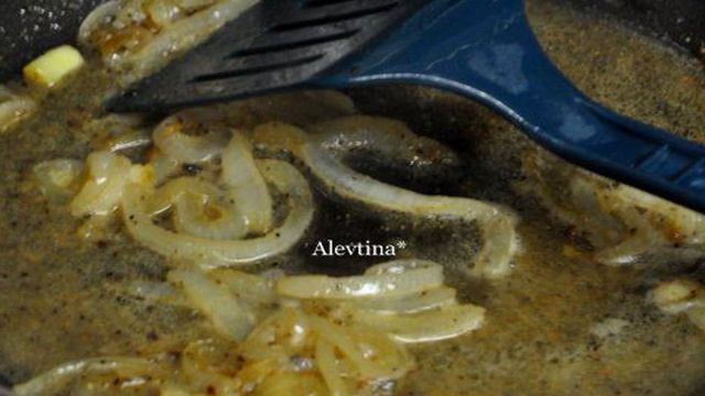 Куриный салат с беконом в хлебных чашах