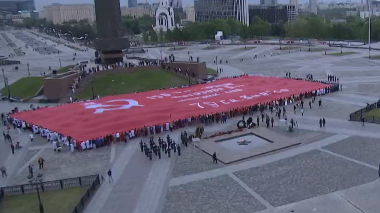 На Поклонной горе развернули гигантскую копию Знамени Победы / События на ТВЦ