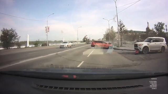 В Омске водитель «Лада Веста», возвращаясь в свою полосу после обгона, столкнулся с 2-мя авто
