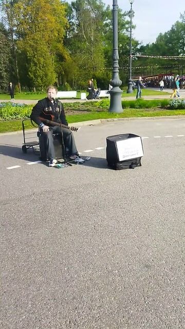 Уличный певец с хорошей песней