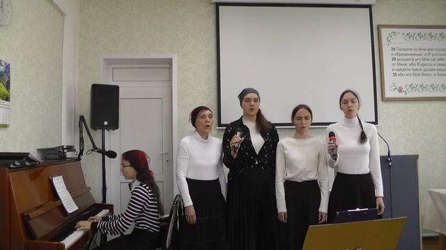 Я под сенью креста молча слёзы роняю