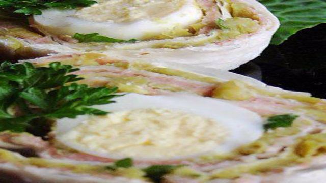 Рулет с перепелиными яйцами