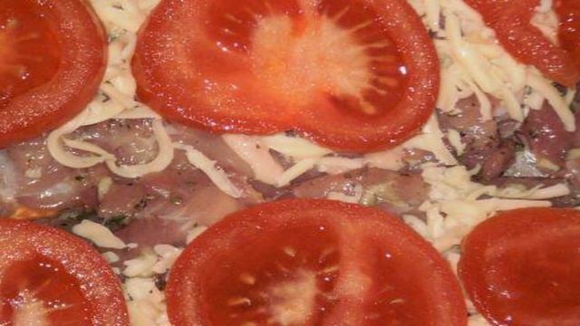 Мясо запеченное с сыром и помидорами в фольге