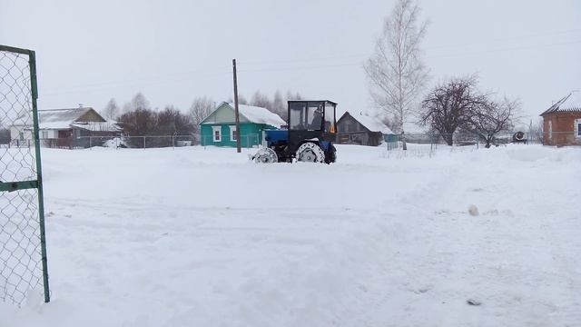 Минитрактор в деле.Борьба со снегом в деревне.