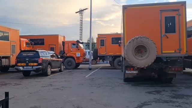 Устькутяне жалуются на скопление вахтовых автобусов на парковке около бассейна «Нептун».