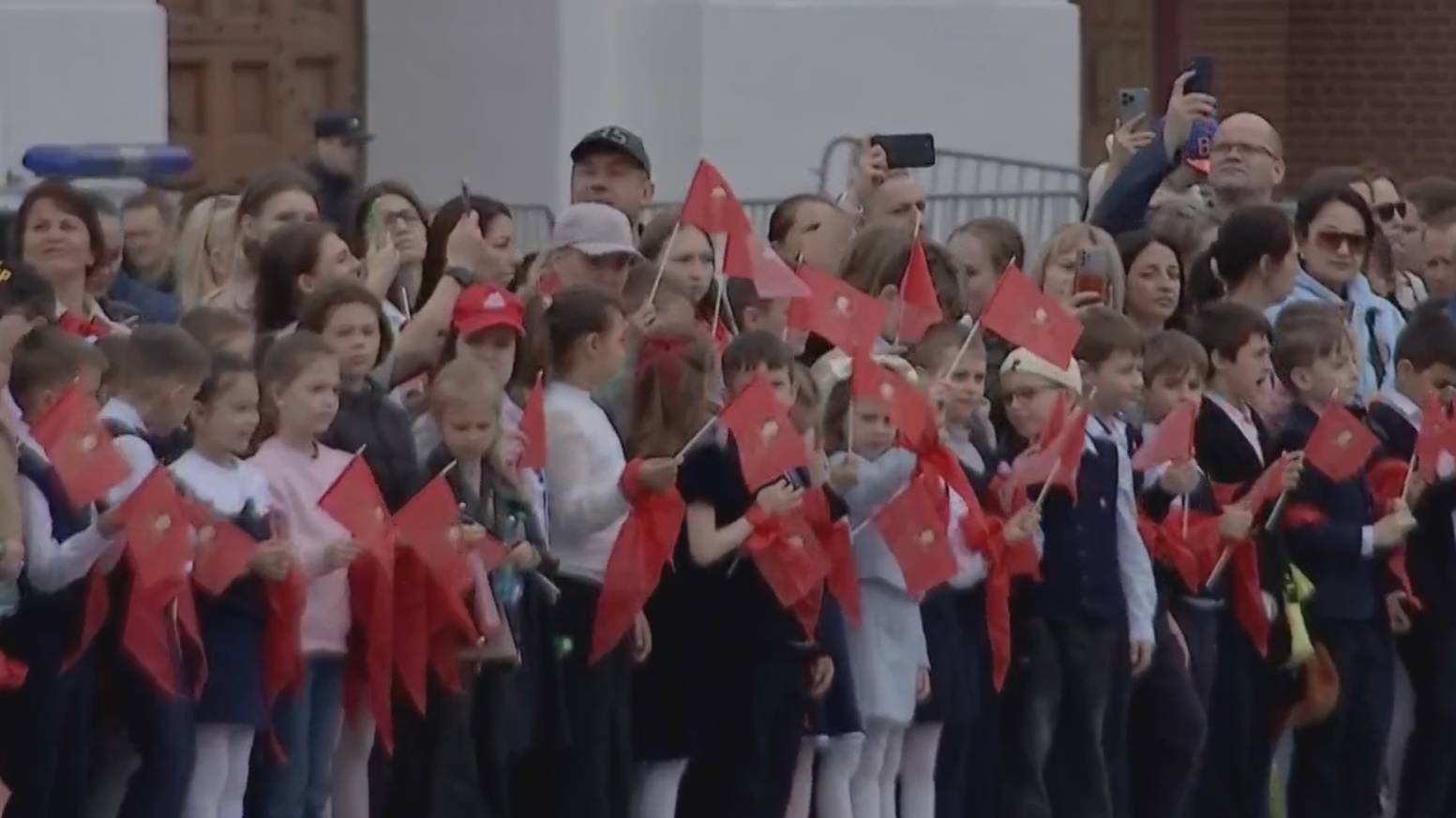 На Красной площади коммунисты повязали школьникам пионерские галстуки / События на ТВЦ