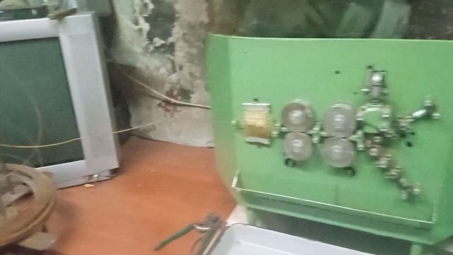 Станок который накручивает и кусает кольца в нахлест.