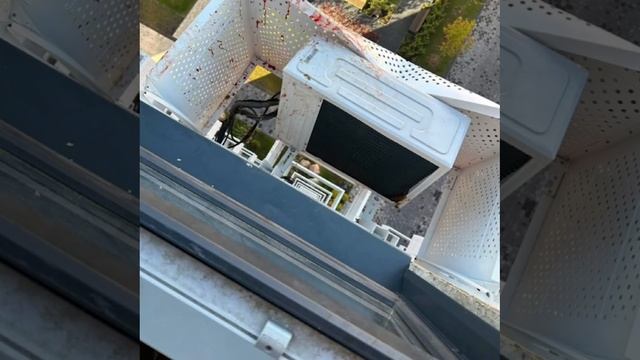 Мужик пролетел несколько этажей и приземлился на соседский кондиционер в подмосковном Красногорске