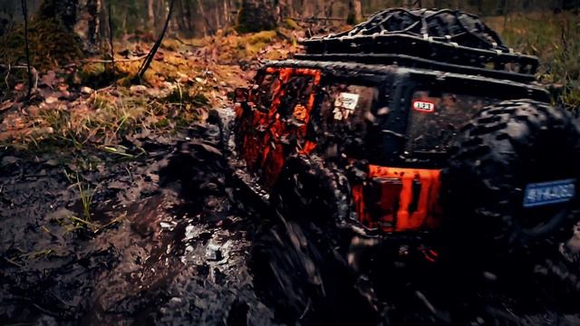Чувак катается и развлекается на грязной трассе Yikong Jeep Rubicon 1/8