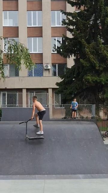 СМОТРИ! Самые КРУТЫЕ ТРЮКИ на Самокате #shorts Трюковый Самокат - scooter stunts круче а4