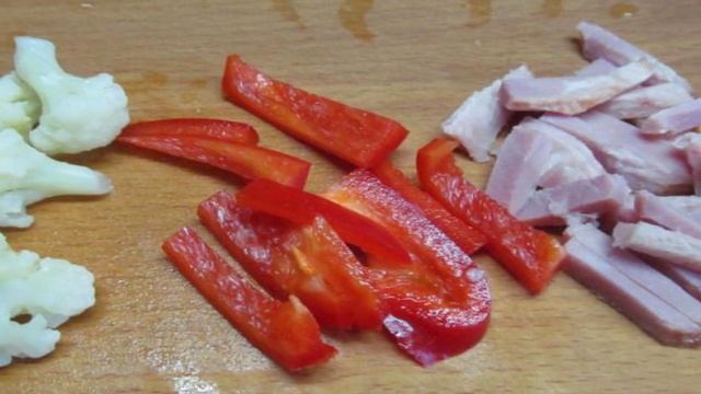 Салат из цветной капустой с перцем и ветчиной