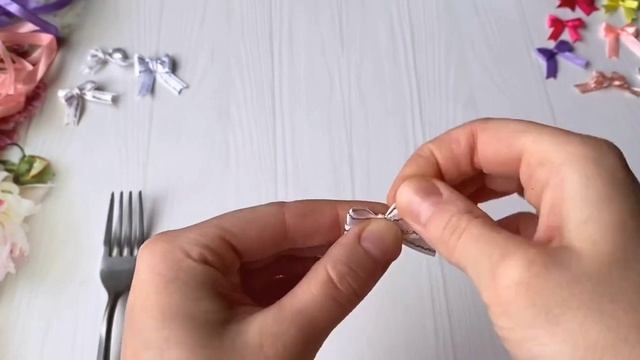Бантики из атласной ленты за 1 Минуту.  Как сделать бантик на вилке