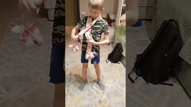 фокус с шарфом узел за шеей.