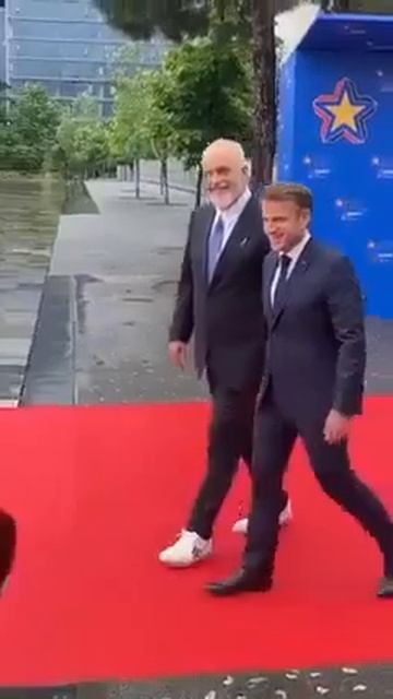 Микрон в Албании нашел себе нового парня
