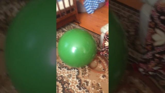 Детский баскетбол. Ребенок играет с мячом с рожками. У?