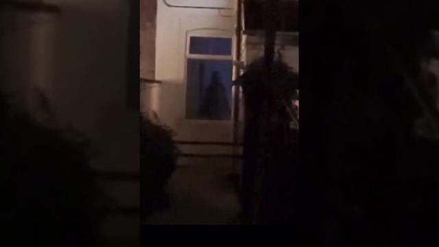 Женский призрачный силуэт появляется и пропадает в каждом окне.